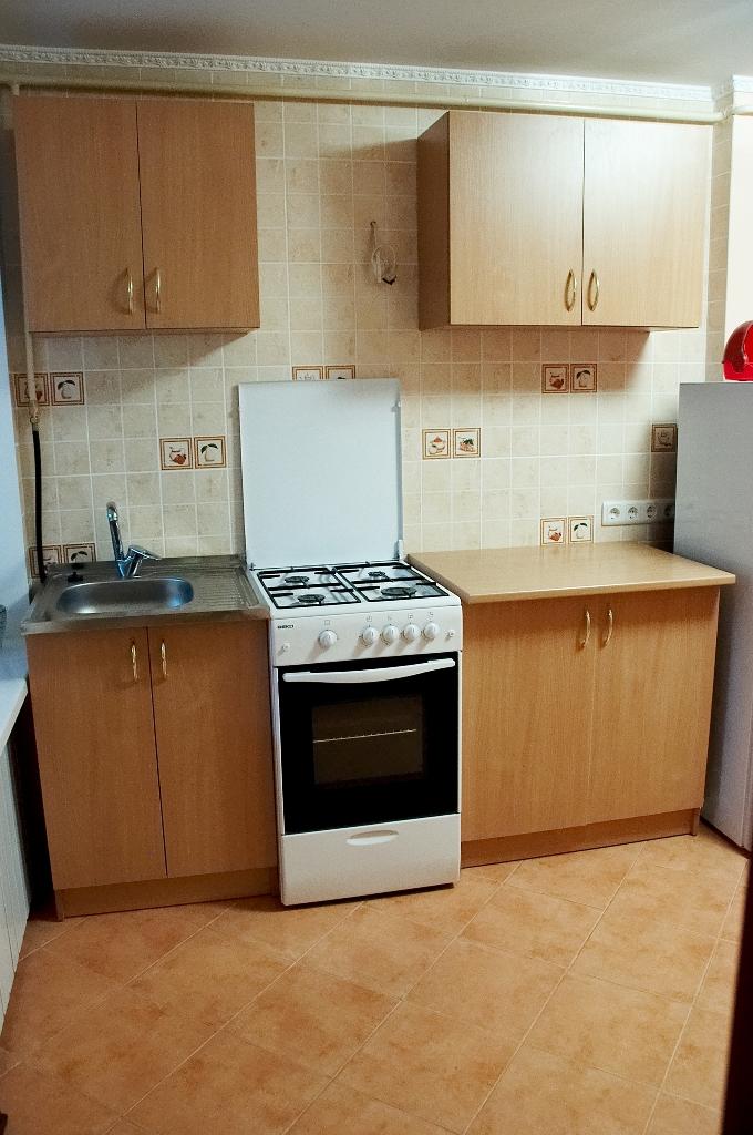 раковина рядом с электрической плитой. варочная поверхность с мойкой. плита рядом с мойкой можно ли. мойка-плита-холодильник миникухня. мойка zorg sanitary.